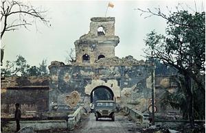 Mãi đến ngày 24.02.1968, quân đội Mỹ và Sài Gòn mới tái chiếm được cố đô Huế
